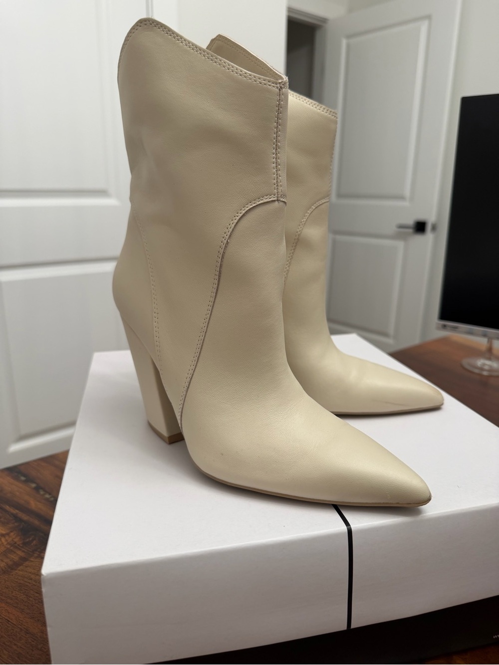 Dolce Vita Nestly Ivory Leather Western Ankle Boots Size 7